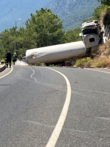 Muğla’da tanker şarampole yuvarlandı sürücüsü yaranlandı