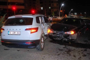 Uşak’ta iki otomobilin çarpıştığı kazada 3’ü çocuk 5 kişi yaralandı