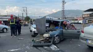 Otomobilin hafif ticari araca çarpması sonucu bir kişi yaralandı