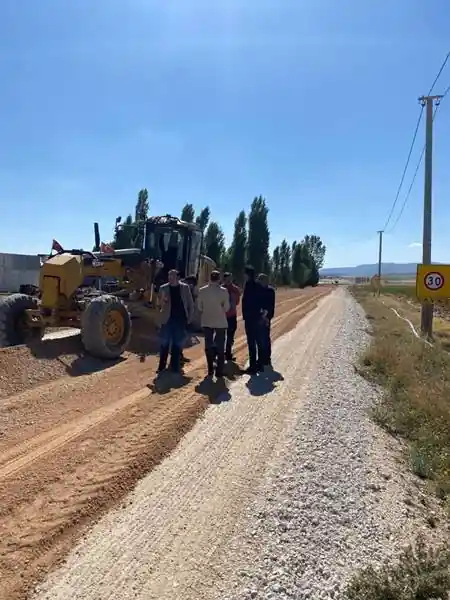 Altıntaş Kaymakamı Bozoğlan yol yapım çalışmalarını inceledi