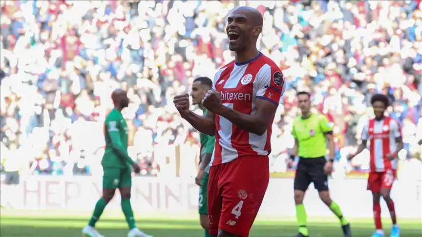 Antalyaspor futbolcusu Naldo Pereira