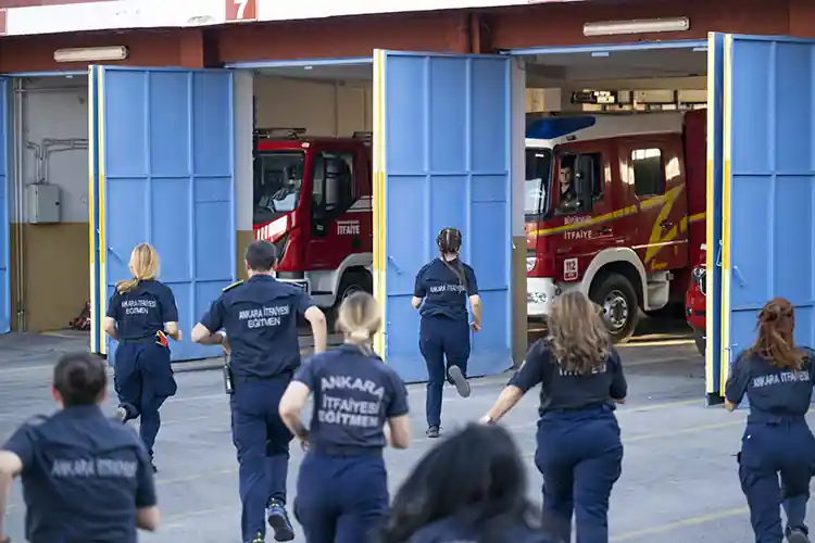 İtfaiyenin kadın kahramanları alev nöbetinde