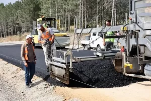 Kütahya’da mahallelerde asfalt mesaisi sürüyor