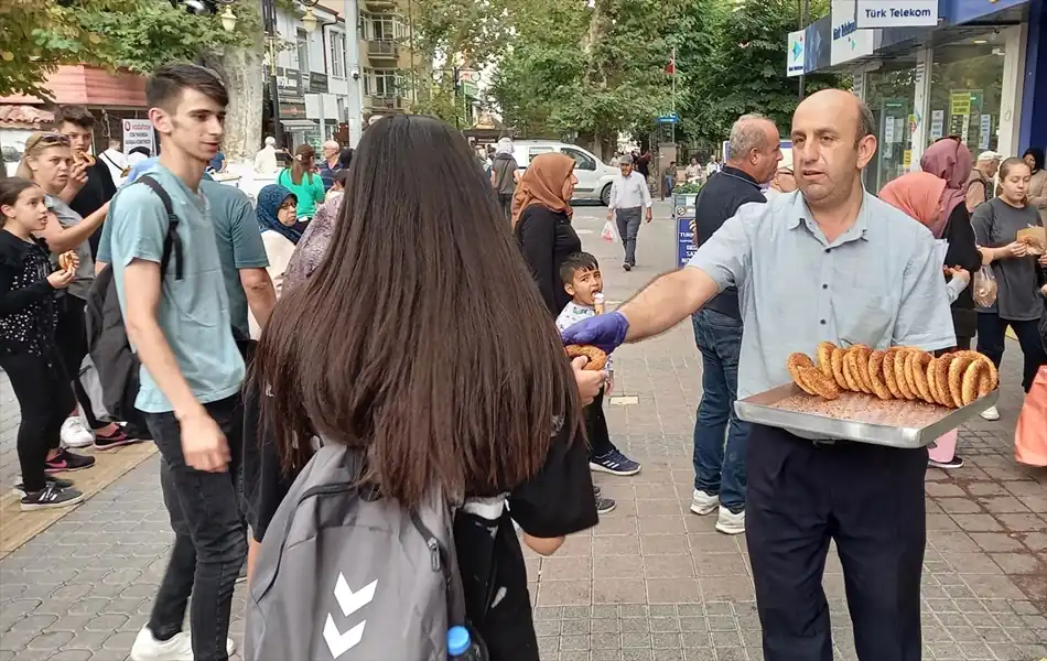 Kütahya’da şampiyonluğu simit dağıtarak kutladı