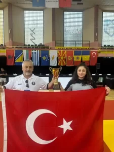 Kütahyalı sporcu Kosova’da mindere çıktı