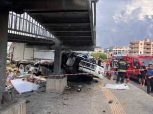 Muğla’da üst geçide çarpan tırın sürücüsü hayatını kaybetti