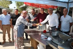 Aydın’da merhum Başbakan Menderes için lokma dağıtıldı