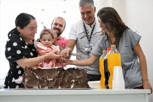 Organları dışarıda doğan Kosovalı bebek, İzmir’de iyileşti