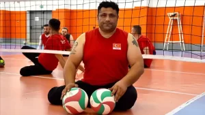 Oturarak voleybolda milli takımın başarısı için ter döküyor