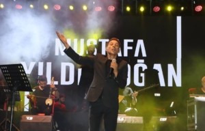 Sanatçı Mustafa Yıldızdoğan Manisa’da konser verdi