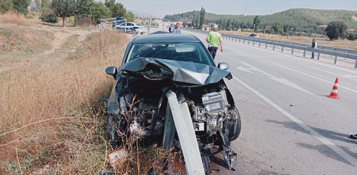 Kütahya’da bariyer otomobile ok gibi saplandı