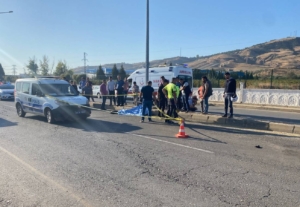 Manisa’da kaldırıma çarparak sürüklenen motosikletteki 2 kişi öldü