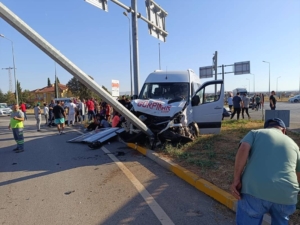 Denizli’de öğrenci servisinin iki otomobile çarpması sonucu 3 kişi yaralandı