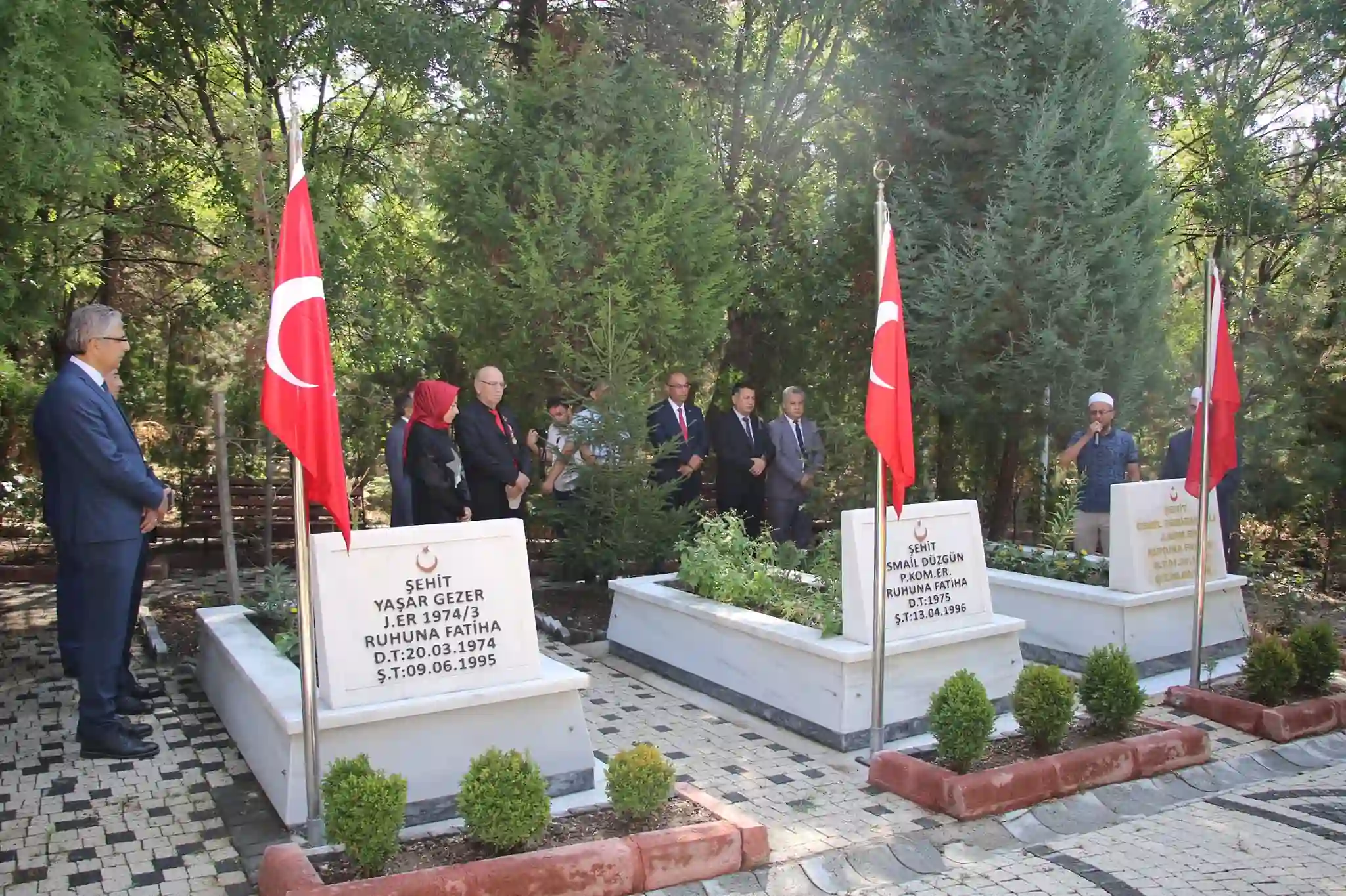 Tavşanlı'da şehitler kabri başında anıldı