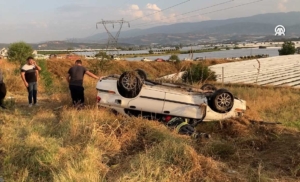 Otomobil karşı şeride geçti 6 kişi yaralandı