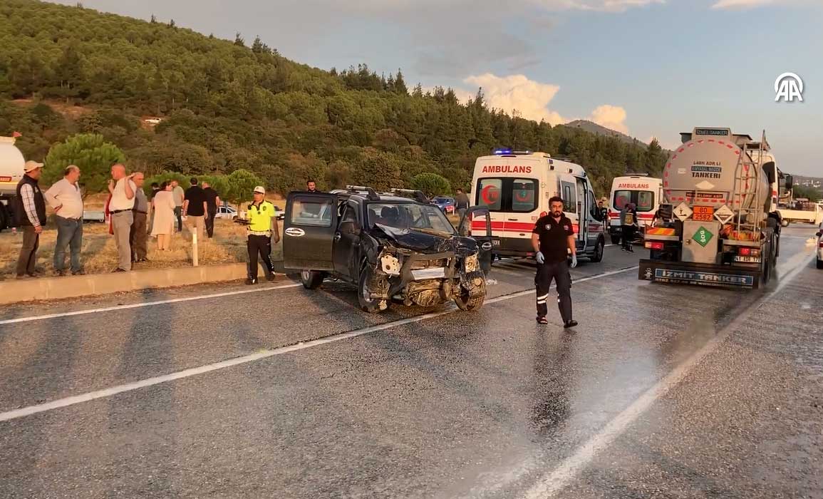 Otomobil karşı şeride geçti 6 kişi yaralandı