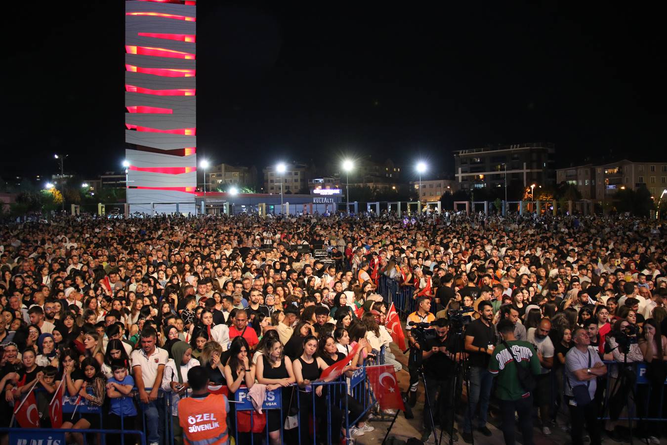 Uşak'ın kurtuluşunun 101. yılı etkinliğinde şarkıcı Funda Arar konser verdi