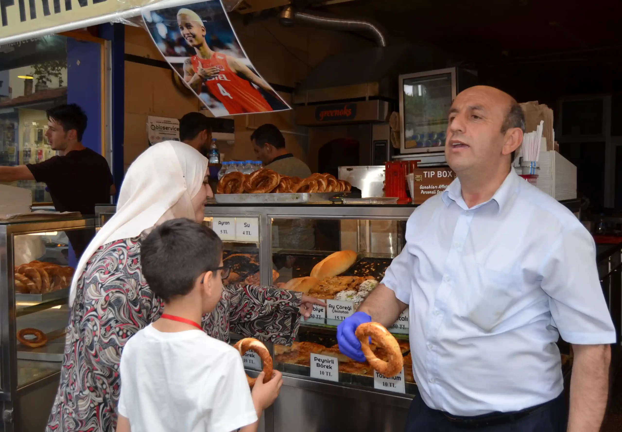 Kütahya'nın meşhur simitçisi Melissa Vargas için simit dağıttı