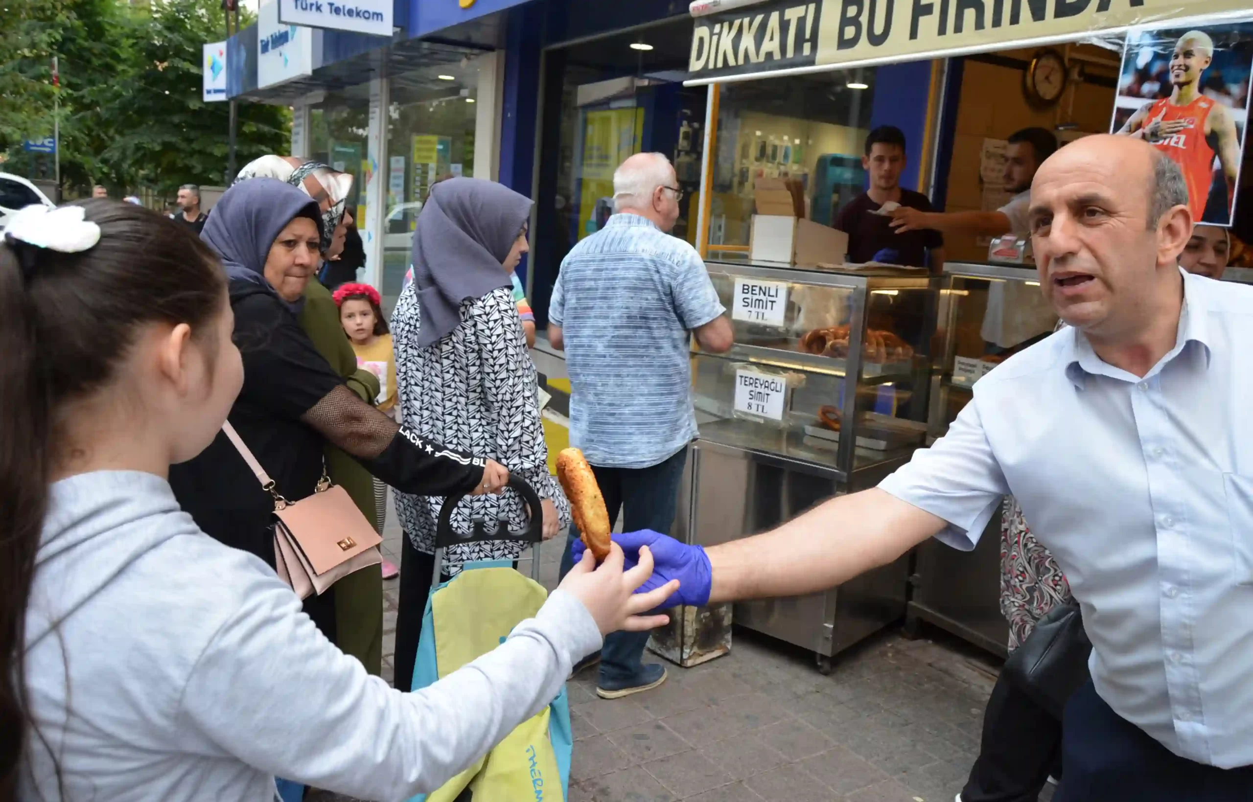 Kütahya'nın meşhur simitçisi Melissa Vargas için simit dağıttı