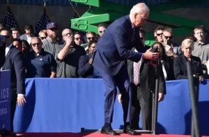 ABD Başkanı Joe Biden yine düşüyordu