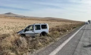 Afyonkarahisar’da bir araç şarampole devrildi