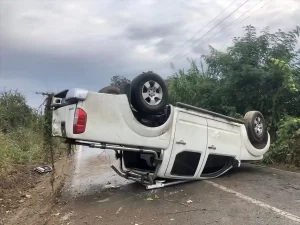 Aydın Nazilli’de kamyonet devrildi