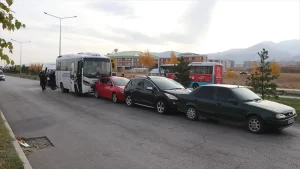 Erzurum’da zincirleme trafik kazası, 23 yaralı