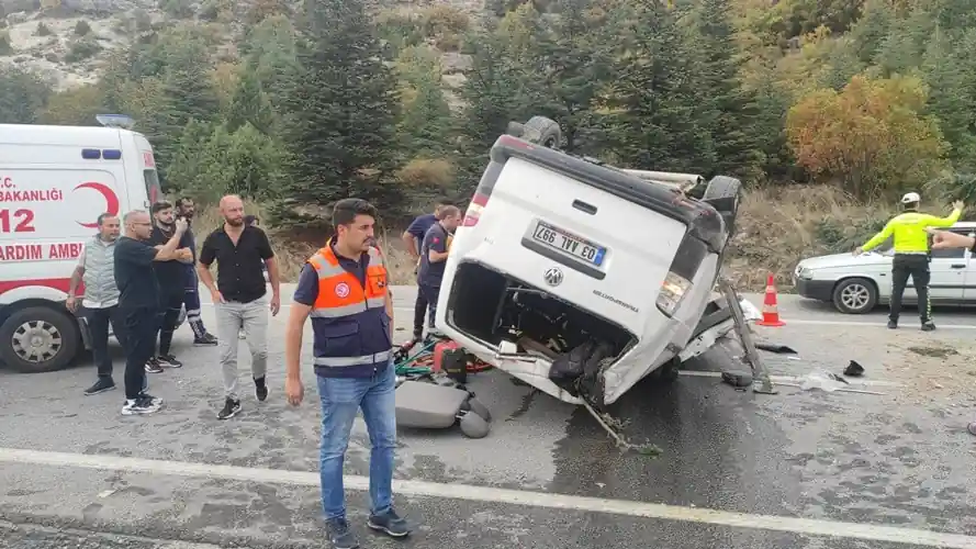 Kütahya'da minibüs devrildi 1 ölü