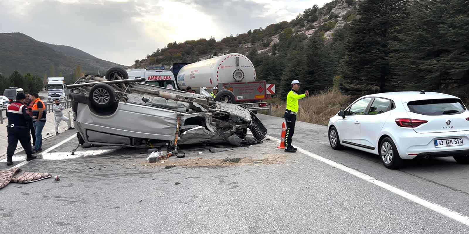 Kutahyada minibüs devrildi, 1 ölü