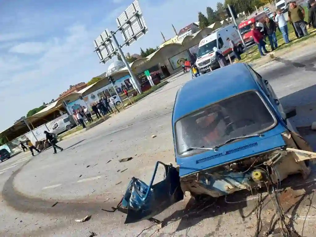 Kütahyada tır otomobili biçti