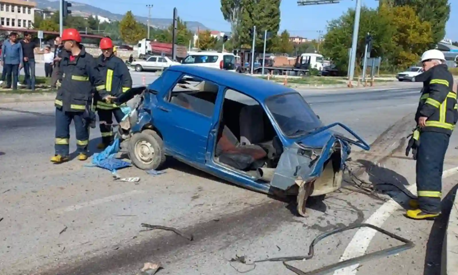 Kütahyada tır otomobili biçti