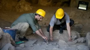 Mağara kazısında 12 bin yıllık olduğu düşünülen mezar bulundu