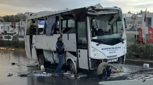 Bodrum’da Midibüs ve Otomobil Çarpıştı: 1’i Çocuk 4 Yaralı