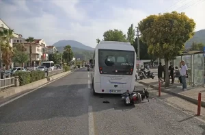 Muğla’da motosiklet yolcu minibüsüne çarptı