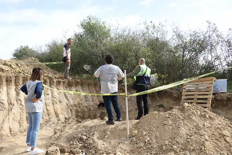 Roma döneminden kalma küp mezar gün ışığına çıkarılıyor