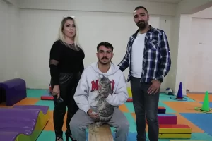 Hayvansever Oğuz, sokaktaki kedi ve köpekleri sahiplendiriyor