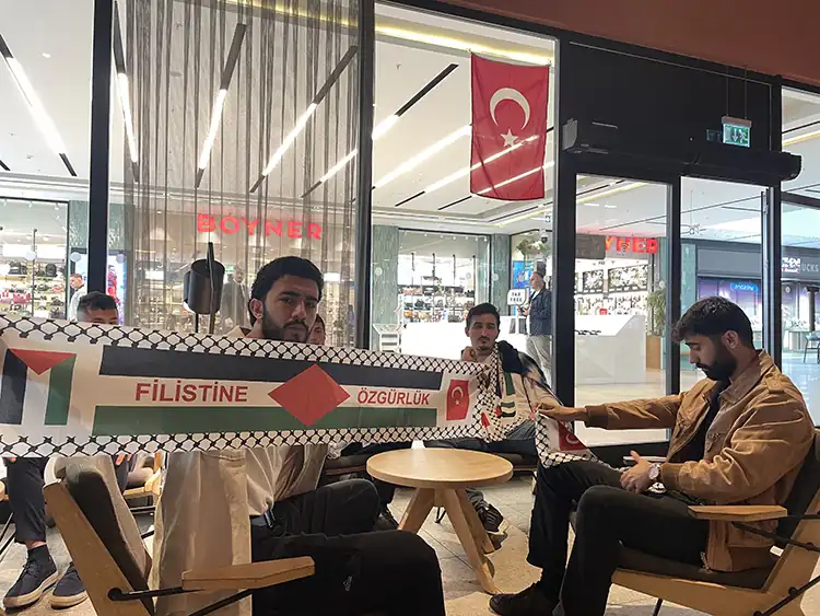 Starbucks şubelerine Stay Stop eylemi