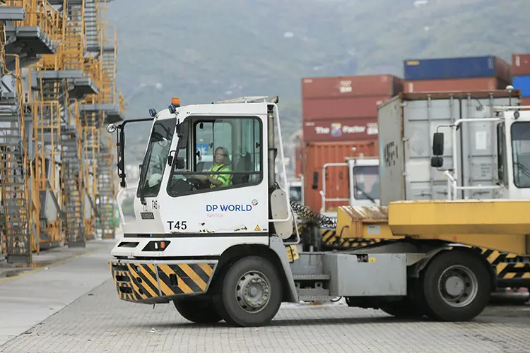 Topaloğlu limanda tonlarca ağırlıktaki yükleri taşıyor