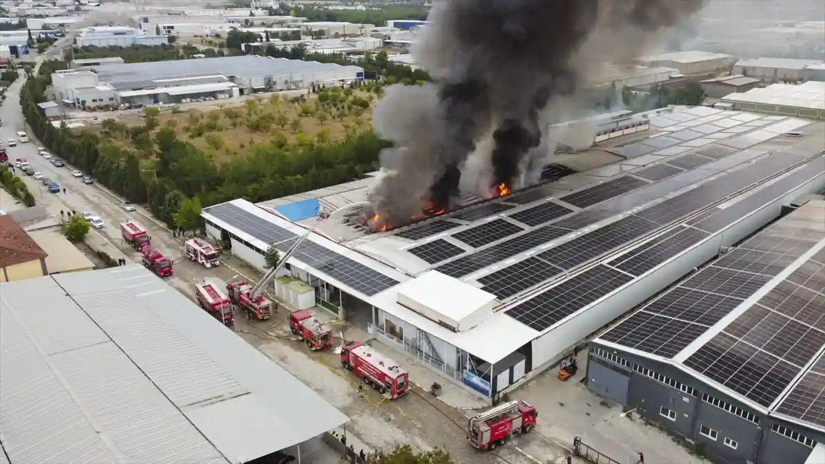 Uşak'ta bir tekstil fabrikasında yangın çıktı