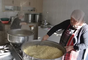 Manisa’da kurulan aşevi ihtiyaç sahiplerine hizmet veriyor