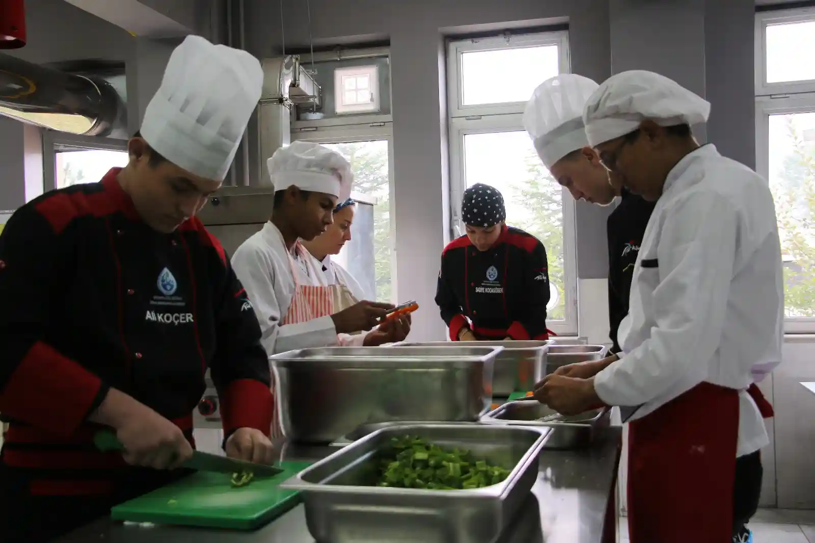 Kütahya’da özel çocuklar mutfağa girdi, 250 öğrenciye yemek pişiriyor 