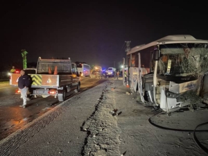 İzmir’de işçi servisi ve otomobil çarpışması sonucu 6 kişi yaralandı