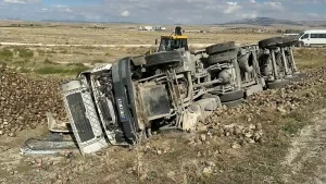 Afyonkarahisar’da kamyon ve tır çarpışması sonucu 3 yaralı