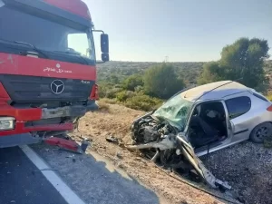 İzmir’de kamyonla otomobil çarpıştı, çift ağır yaralı