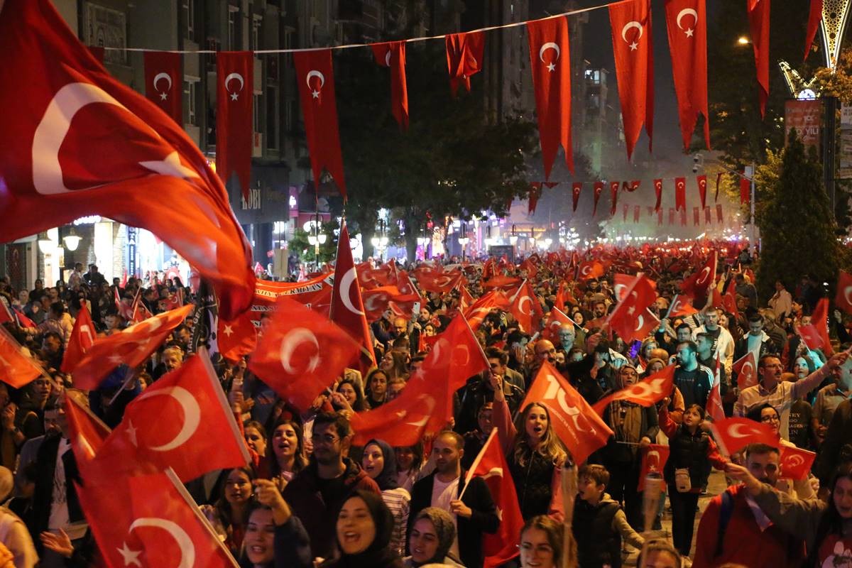 Kütahya’da Cumhuriyetin 100. yılı dolayısıyla fener alayı coşkusu