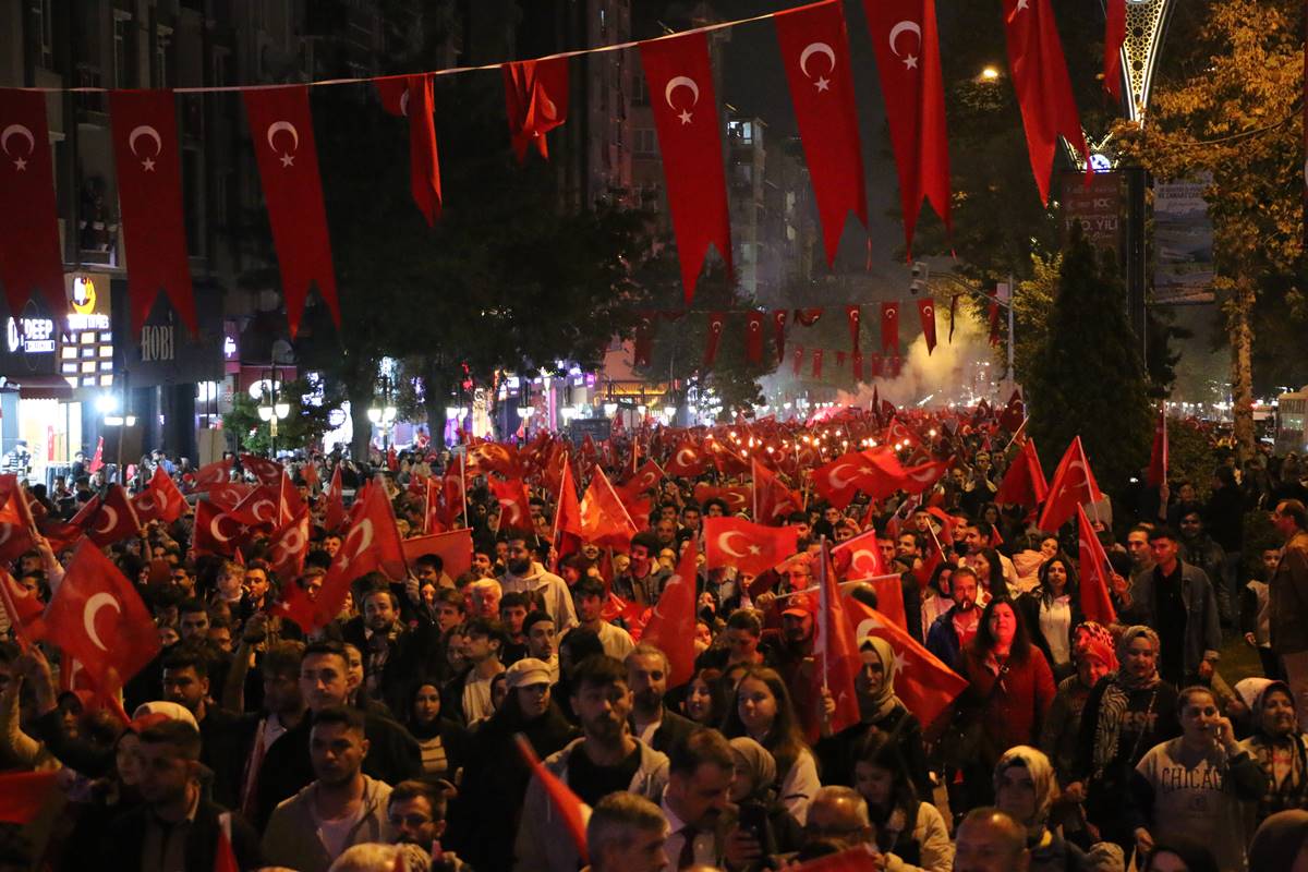 Kütahya’da Cumhuriyetin 100. yılı dolayısıyla fener alayı coşkusu