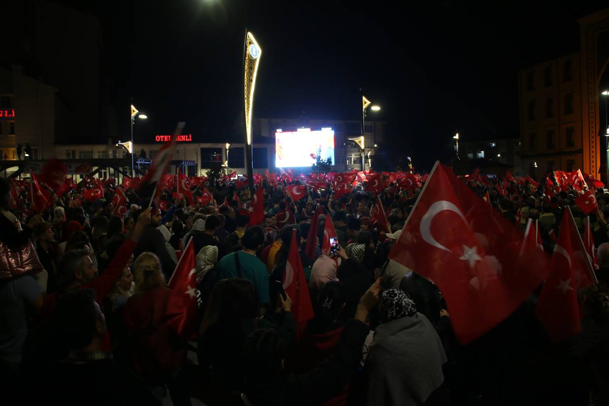 Kütahya’da Cumhuriyetin 100. yılı dolayısıyla fener alayı coşkusu