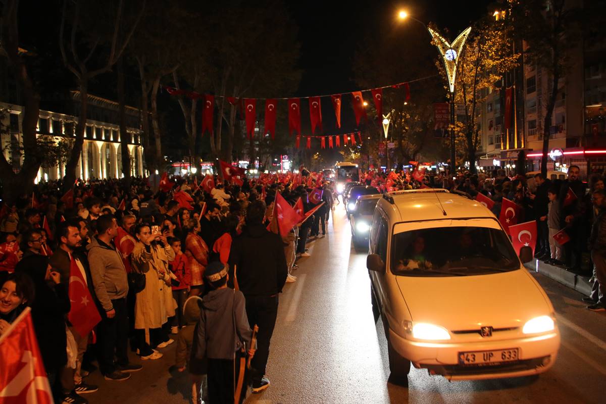 Kütahya’da Cumhuriyetin 100. yılı dolayısıyla fener alayı coşkusu