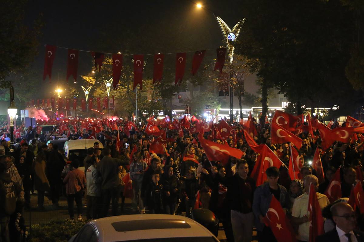 Kütahya’da Cumhuriyetin 100. yılı dolayısıyla fener alayı coşkusu