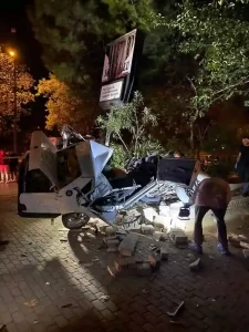 Aydın’da refüje çarpan otomobildeki 2 kişi öldü